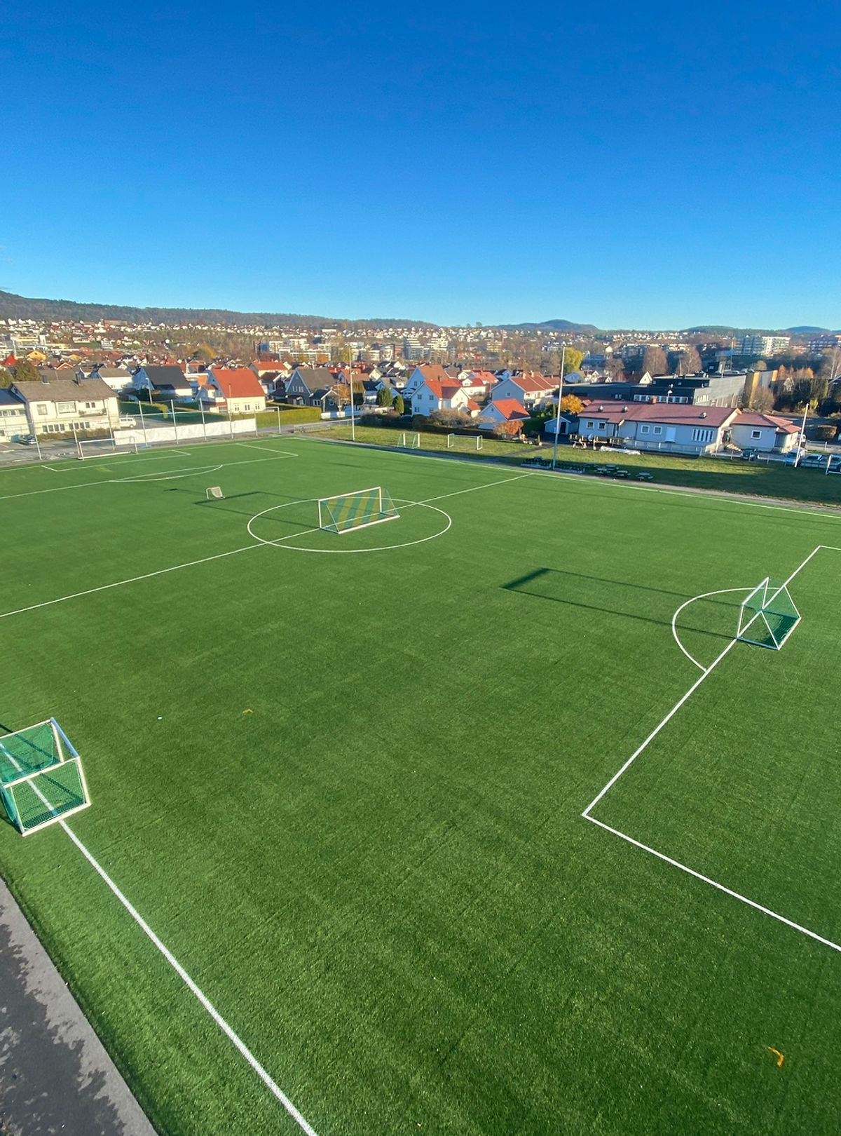 Moderne anlegg på Bakken